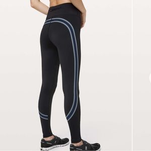 Lululemon Run Crew Tight *28"
Black / True Navy / Steam Blue
Size: 4 (XS)